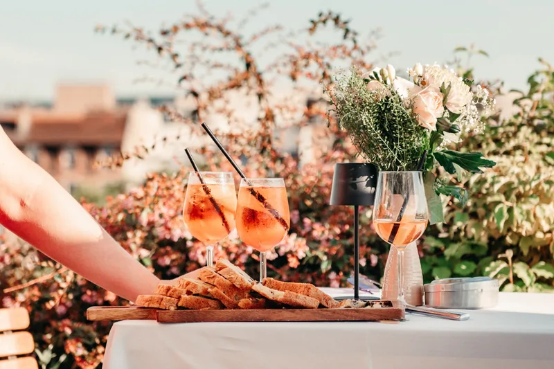 Table d'apéritif avec boissons en plein air lors d'une fête