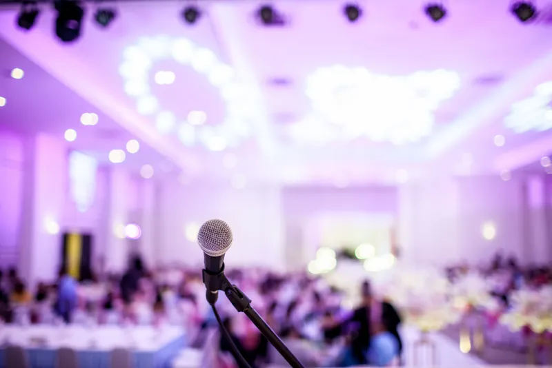 Microphone devant une salle de banquet de mariage festivement éclairée