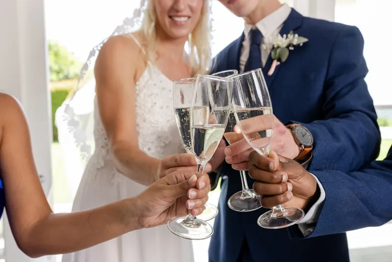 Les mariés et les invités trinquent au mariage