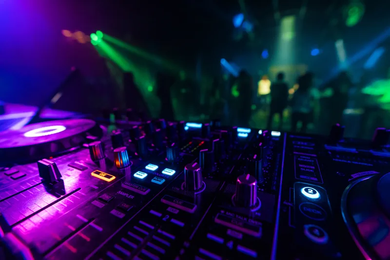 Table de mixage professionnelle lors d'un événement karaoké