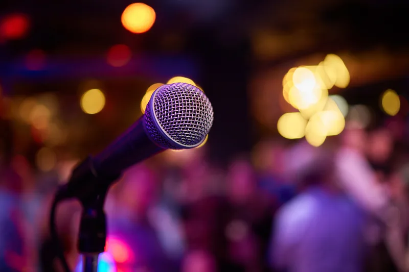 Microphone sur pied lors d'un événement karaoké