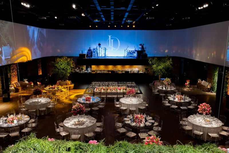 Élégante salle de banquet avec scène pour un grand événement