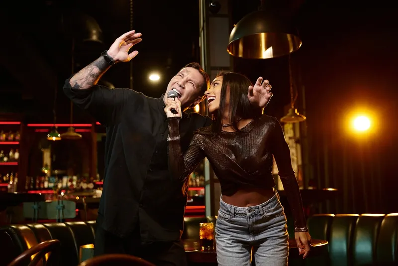 Deux personnes chantent ensemble au karaoké dans un bar