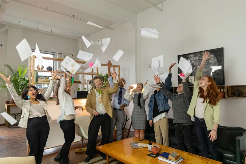 Une équipe diverse fait la fête ensemble lors d'un événement d'entreprise
