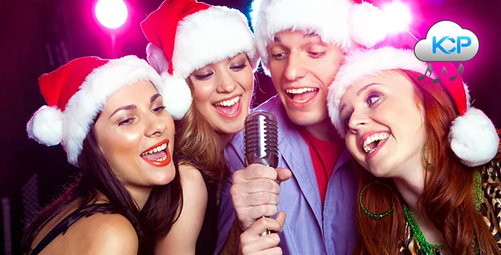 Des collègues chantent ensemble au karaoké lors d'une fête de Noël d'entreprise